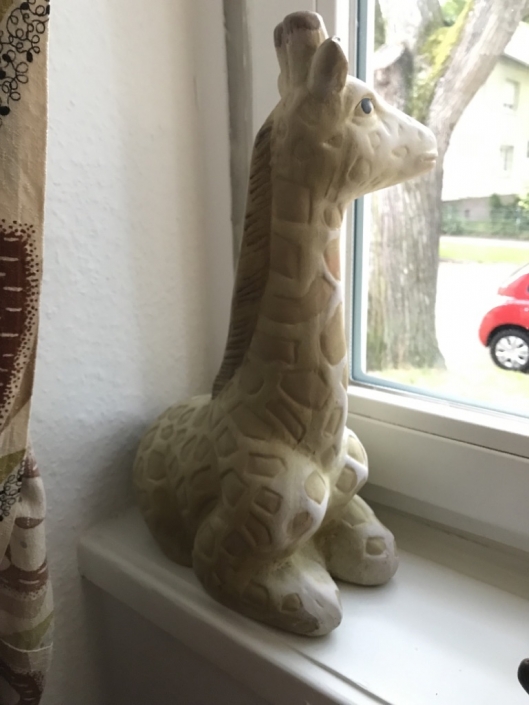 Ute-Maria Graupner: Ich lege eine Giraffe aus Ton in den Tonbolatopf