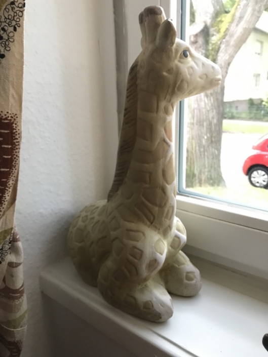 Ute-Maria Graupner: Ich lege eine Giraffe aus Ton in den Tonbolatopf Ute-Maria Graupner: Ich lege eine Giraffe aus Ton in den Tonbolatopf