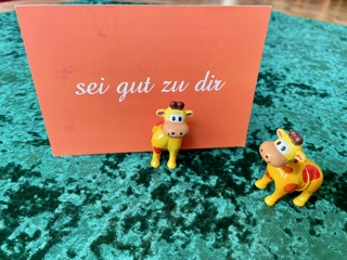 Doris Schwab: Ich stelle zwei Postkartenständer ins Gewinnregal Doris Schwab: Ich stelle zwei Postkartenständer ins Gewinnregal